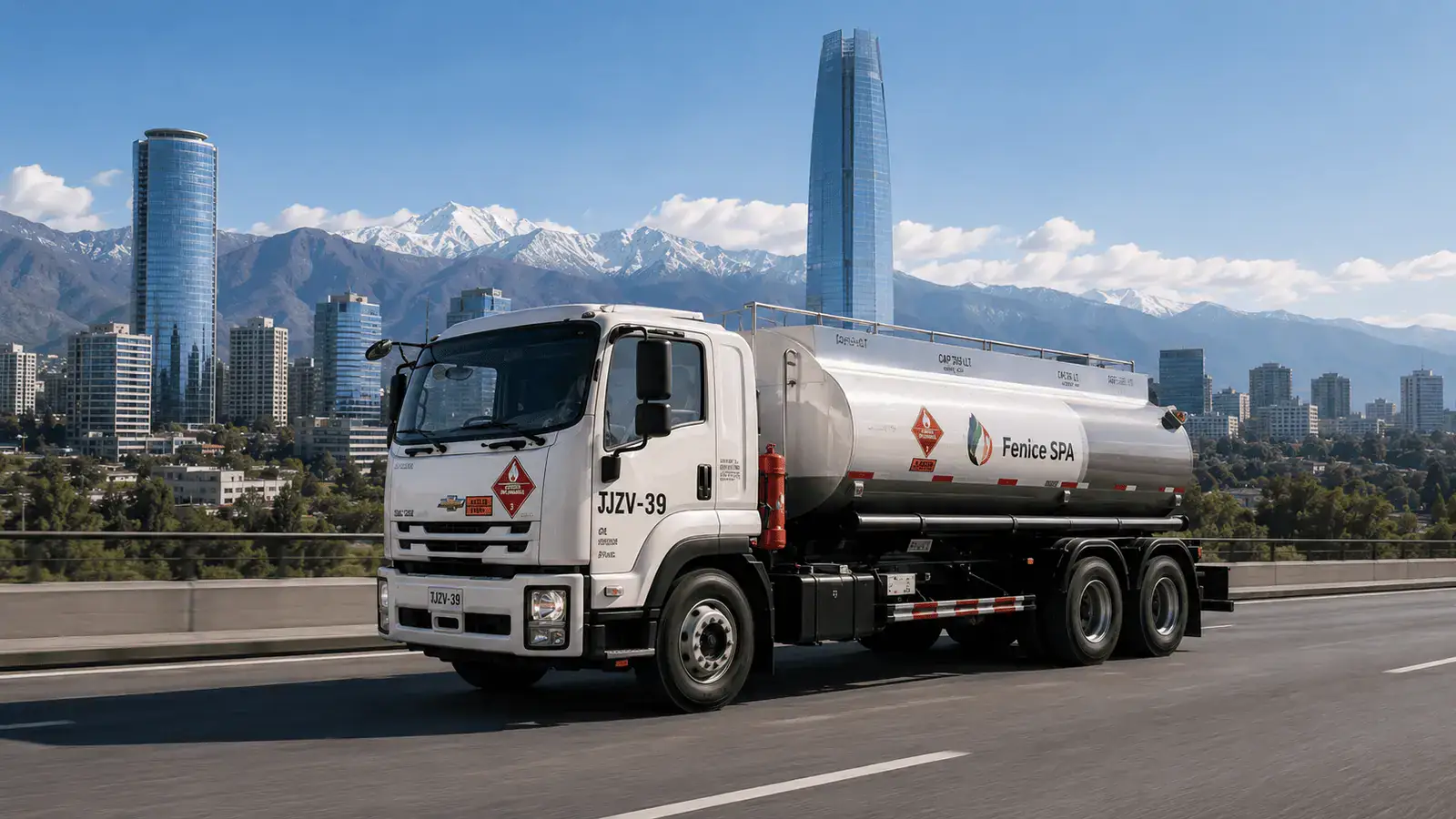 Camión de despacho de petróleo a domicilio de Fenice SPA en Santiago, con la cordillera de fondo